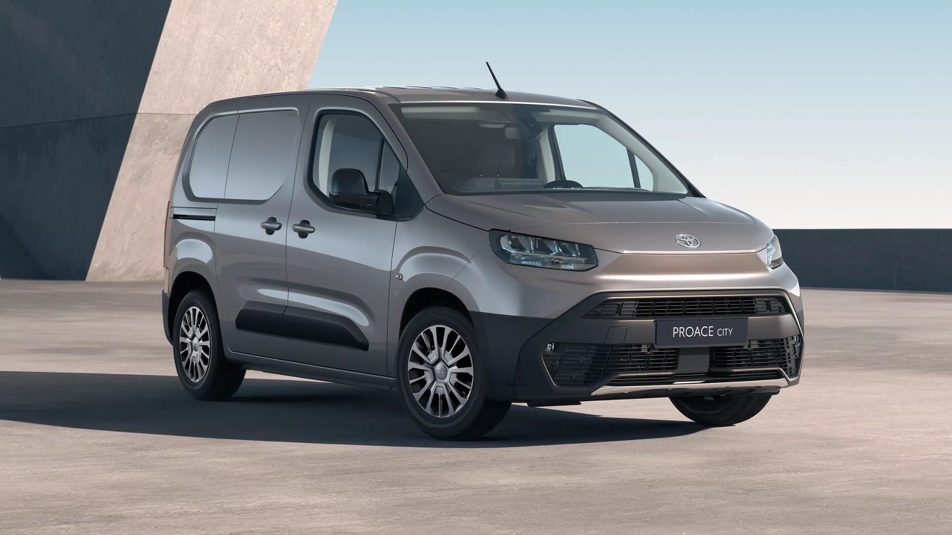 nuovo toyota proace city da spazio a torino